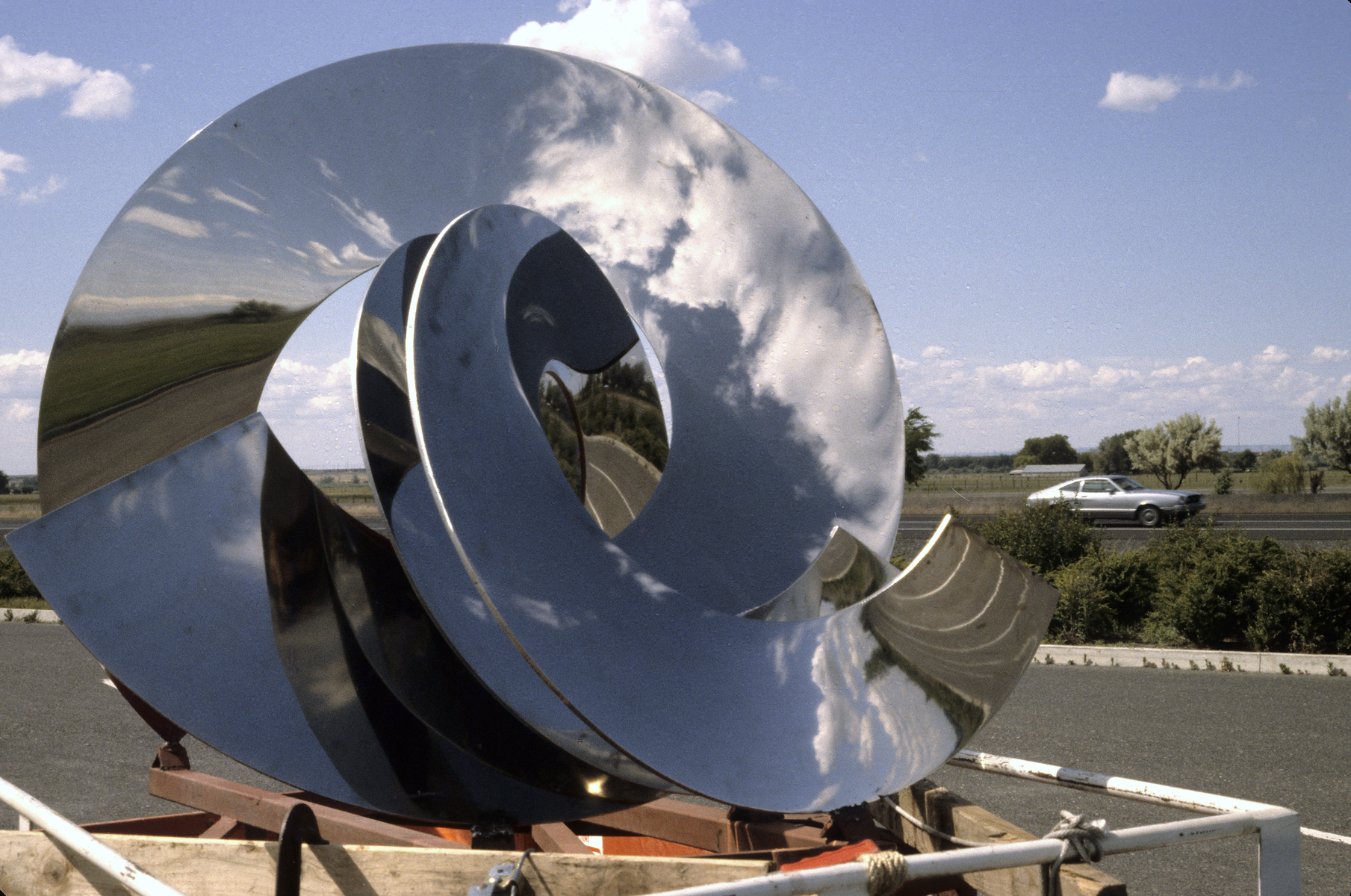 <h3>1979, Obie Simonis’s work Radiant Flux II in transit</h3>